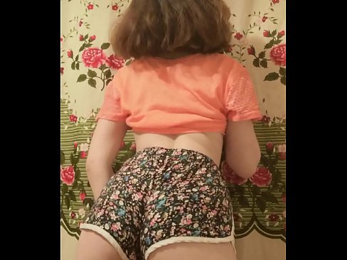 ❤️ سيڪسي نوجوان بيبي پنهنجي شارٽس کي ڪئميرا تي هٽائيندي ❤️ معيار جنسي
