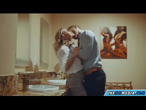 ❤️ جڏهن هڪ busty سنهري اوھان کي هڪ عوامي آرام روم ۾ seduces ❤️ معيار جنسي